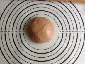 和好的面团，取出一半加入可可粉，可可粉用少量水拌一下再加入 ，和成可可面团。