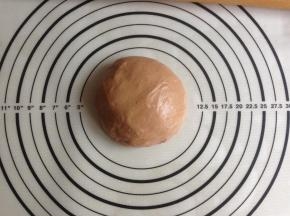 和好的面团，取出一半加入可可粉，可可粉用少量水拌一下再加入 ，和成可可面团。