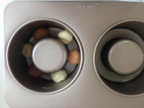 双色面团各取3个，放置在堡尔美克模具底部，颜色间隔开