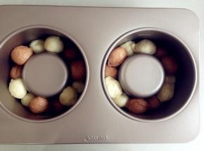 第二层的小面团放在底下两个面团之间的位置上方，也是错开颜色