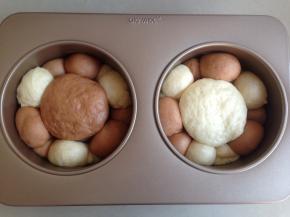 将面包坯放进烤箱，烤箱内放一碗热水，发酵40分钟左右