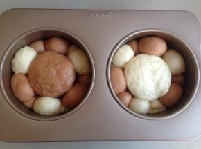 将面包坯放进烤箱，烤箱内放一碗热水，发酵40分钟左右