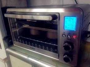 把碗取出，预热烤箱10分钟左右，上火170度，下火175度，放最下层，烘烤35分钟