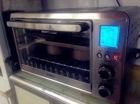 把碗取出，预热烤箱10分钟左右，上火170度，下火175度，放最下层，烘烤35分钟