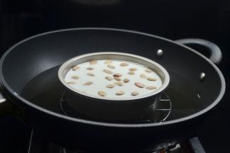 放入烧开的热水锅中蒸制40分钟左右即可