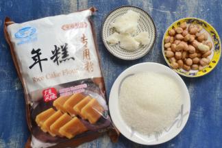 准备好所有的材料，花生要事先泡2个小时