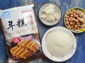 准备好所有的材料，花生要事先泡2个小时