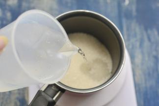 白糖倒入奶锅中加入150克水烧开至糖融化