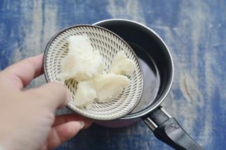 趁热倒入猪油化开