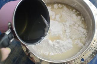 然后将糖水直接倒入糯米粉中稍微搅拌下