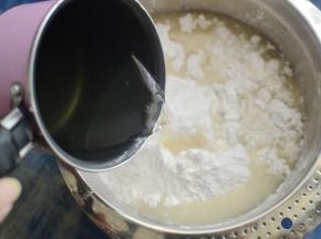 然后将糖水直接倒入糯米粉中稍微搅拌下