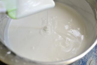 接着将剩下的清水也直接加入不断搅拌、搅拌到无颗粒用铲子舀起呈流动的糊状即可