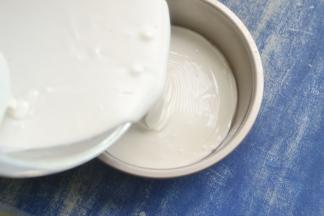 圆模刷油将糊浆倒入