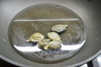 事先将花蛤放入锅内煮