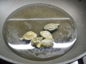 事先将花蛤放入锅内煮