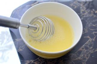 按照一个鸡蛋加入1.5个蛋壳的水量比例，然后加少许盐搅拌均匀（是的，这个就是我做的窍门，每次蒸蛋羹都是一个鸡蛋，然后用半个蛋壳舀3次水倒入