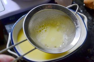 接着用网过滤下，这一步可以保证让蛋羹没有小气孔更嫩滑