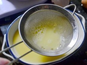 接着用网过滤下，这一步可以保证让蛋羹没有小气孔更嫩滑