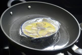 盖上保鲜膜，放入锅内蒸7-8分钟左右就好，吃时候淋少许香油酱油就特别美味了