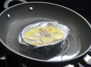 盖上保鲜膜，放入锅内蒸7-8分钟左右就好，吃时候淋少许香油酱油就特别美味了