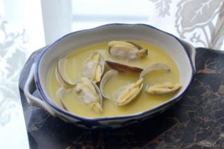 将花蛤摆在蛋液中（用浅口盘，千万不要用深口的，要保证花蛤能露出部分而且蛋羹也容易蒸透）