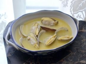 将花蛤摆在蛋液中（用浅口盘，千万不要用深口的，要保证花蛤能露出部分而且蛋羹也容易蒸透）