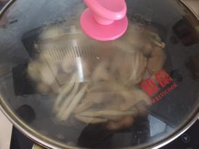 盖上锅盖大火煮开转小火