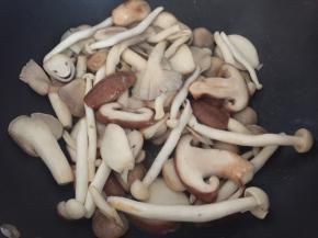 锅里热油后放入所有鲜菇炒（期间会出水，翻炒至收汁）