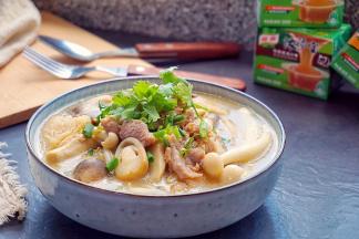 起锅后撒上葱花和香菜点缀