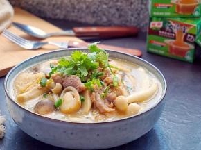 起锅后撒上葱花和香菜点缀