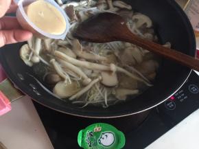 再加入2块浓汤宝