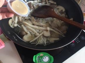 再加入2块浓汤宝