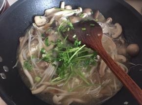 最后加入葱花和香菜即可