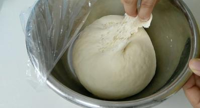 首先面发酵到这样，撕开有蜂窝状组织，已经发酵差不多了。