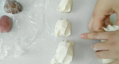 充分揉捏排气，分成小剂子。