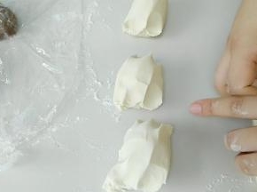 充分揉捏排气，分成小剂子。