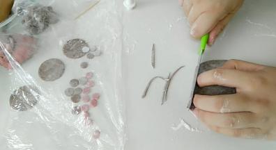 切出条状，做眉毛，嘴巴。