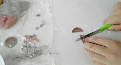 刘海那个大圆，一切两半，锅盖头齐刘海出来了。