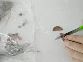 刘海那个大圆，一切两半，锅盖头齐刘海出来了。