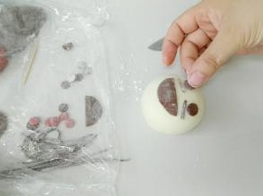 贴上刘海，眉毛，眼睛。粘不住时，蘸些水。