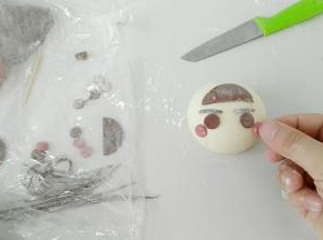 加上腮红。