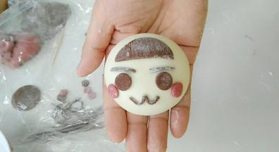 加上嘴巴。二次发酵一会儿，冷水上锅蒸，中小火。