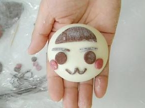 加上嘴巴。二次发酵一会儿，冷水上锅蒸，中小火。