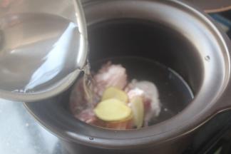 加入清水三大碗。