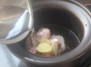 加入清水三大碗。