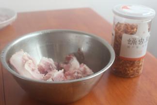 材料图。大骨洗干净了清水泡了2小时，中途换了4次水。