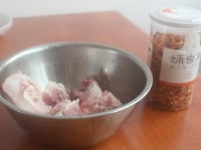 材料图。大骨洗干净了清水泡了2小时，中途换了4次水。