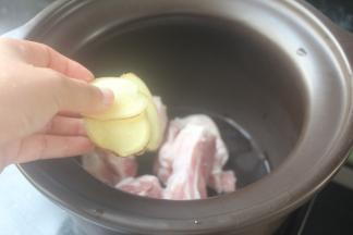 放入汤锅内，加几片姜片。