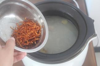 在煲1小时后汤非常白。这个时候加入虫草花。