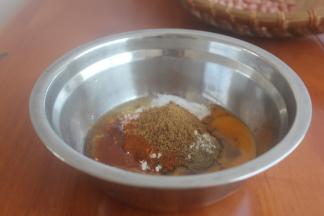 取一个容器加入所有配料。